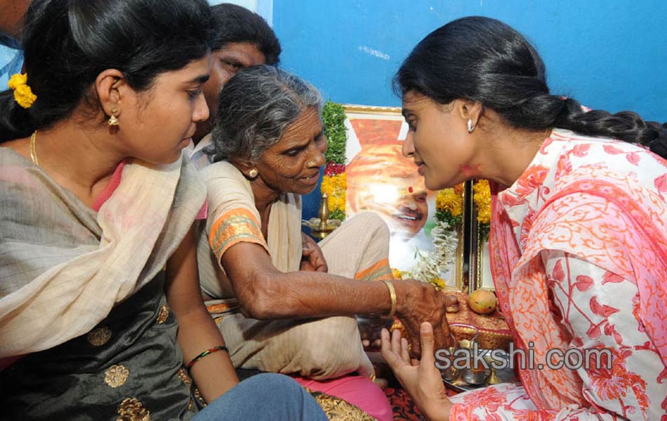 ys sharmila paramarsha yatra in Nalgonda12