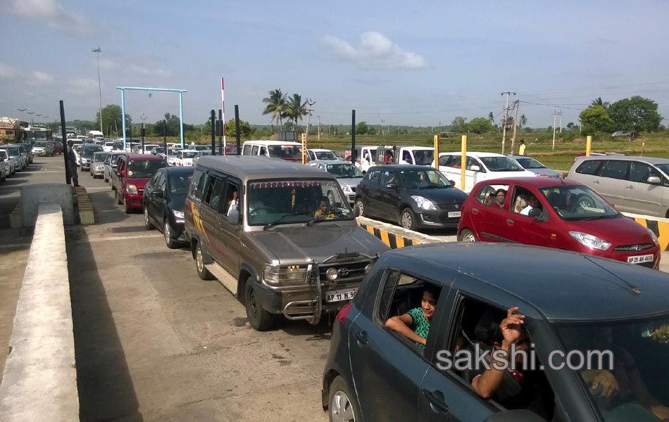 Traffic jam in AP telangana during godavari puskaras18
