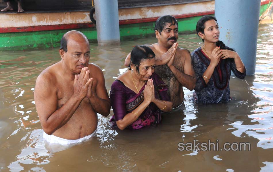 holy pushkaralu comes to eighth day - Sakshi4