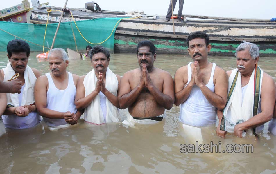 holy pushkaralu comes to eighth day - Sakshi5