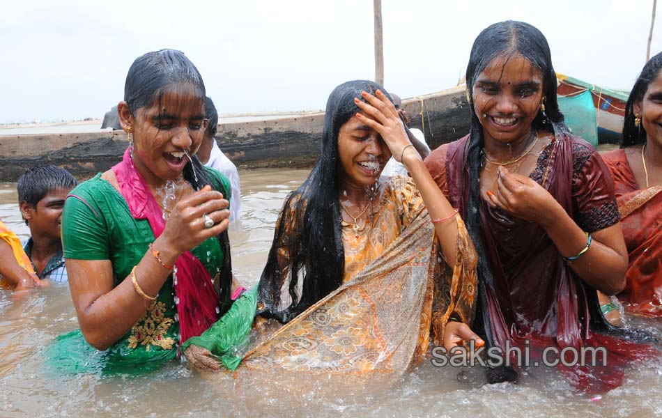 holy pushkaralu comes to eighth day - Sakshi8
