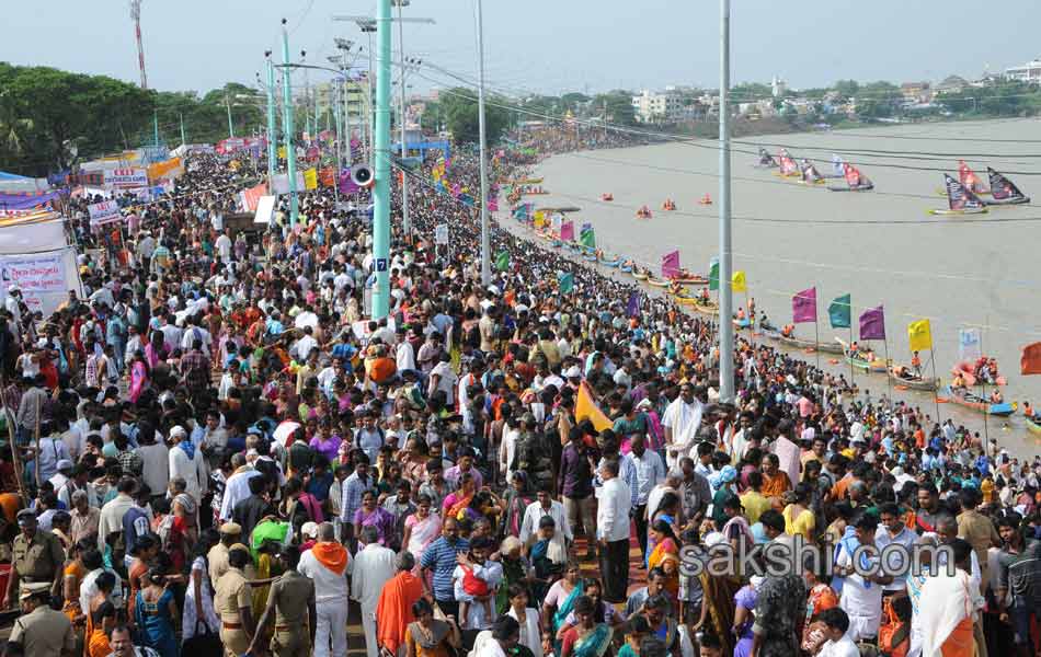holy pushkaralu comes to eighth day - Sakshi17