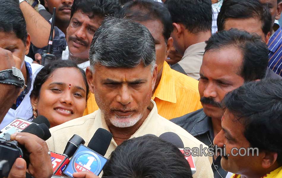 holy pushkaralu comes to eighth day - Sakshi27