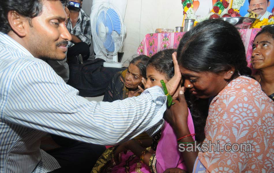 YS jagan raithu bharosa yatra - Sakshi3