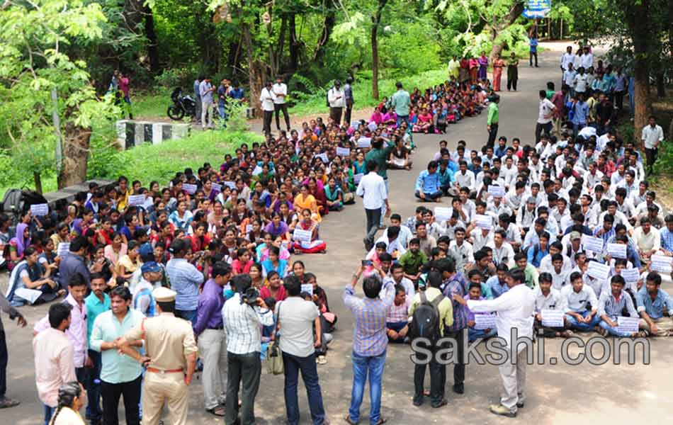 Students Staged A Dharna With The Dead Body Of Rishikeswari - Sakshi5