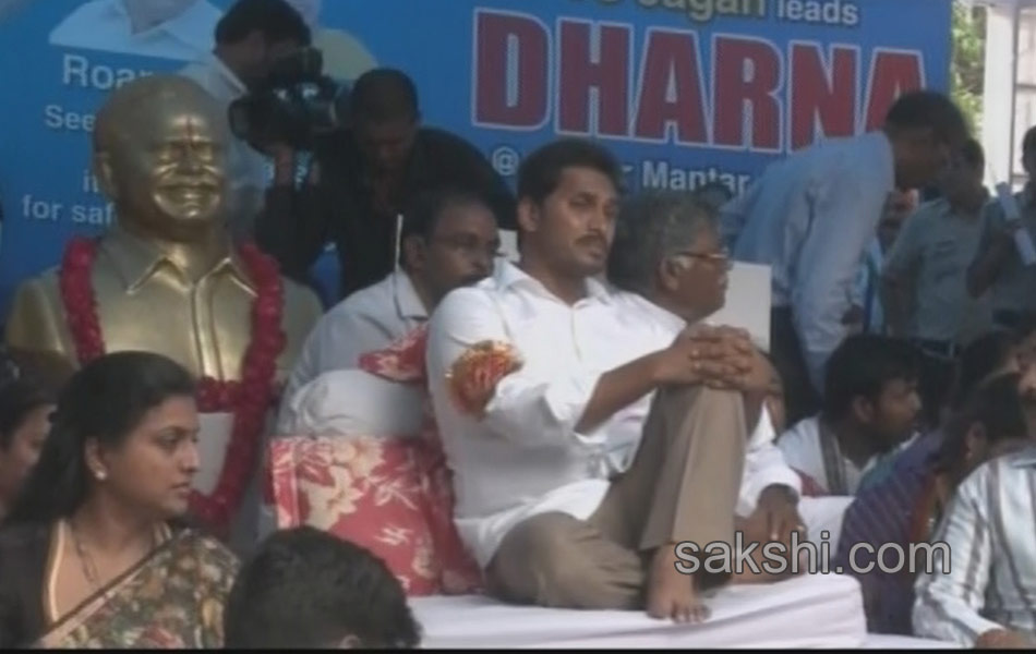 YS Jagan mohan Reddy Dharna started for ap special status - Sakshi9