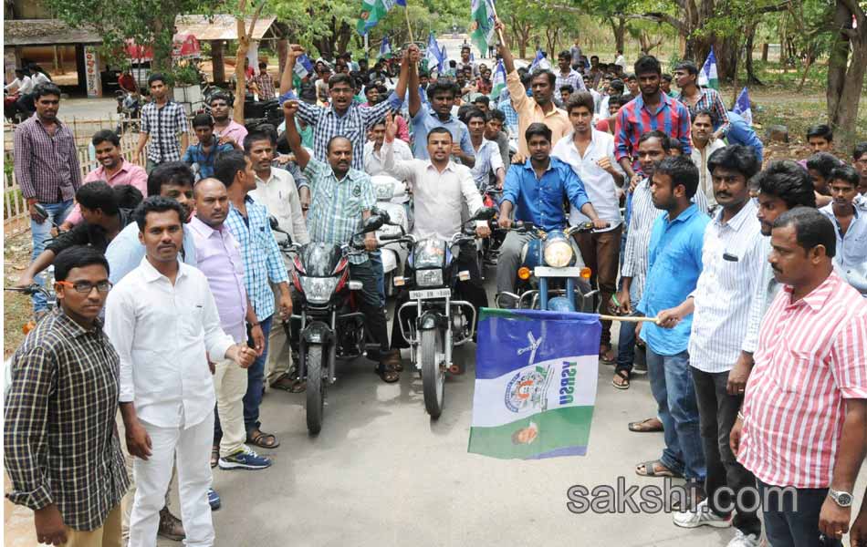 YS Jagan to meet bereaved family of Koti - Sakshi4