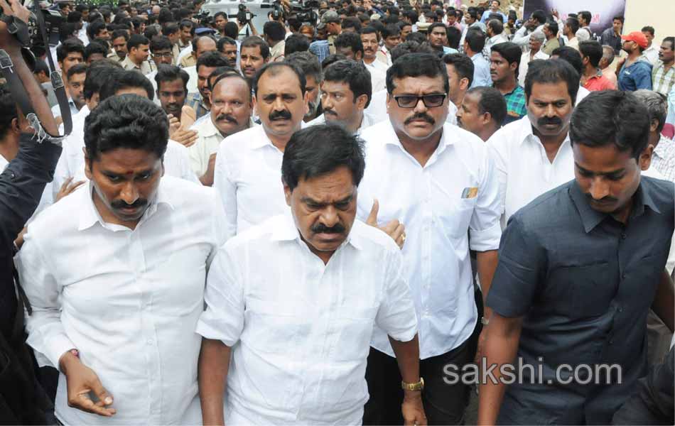 YS Jagan to meet bereaved family of Koti - Sakshi5