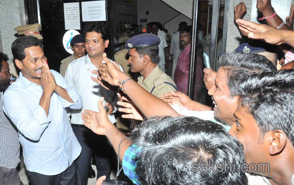 YS Jagan to meet bereaved family of Koti - Sakshi16