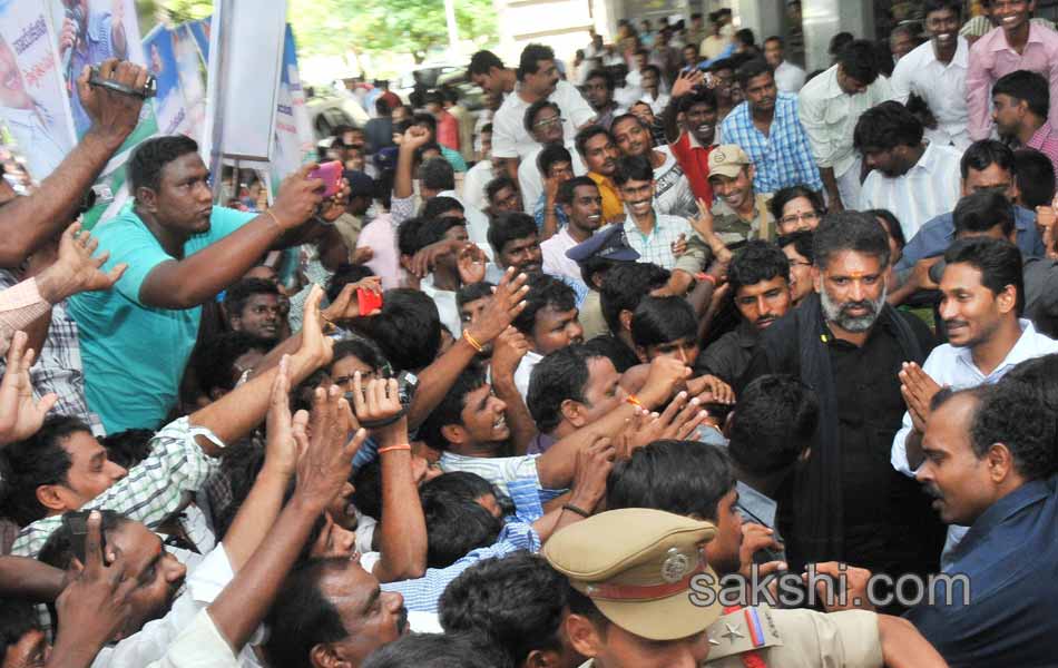 YS Jagan to meet bereaved family of Koti - Sakshi19