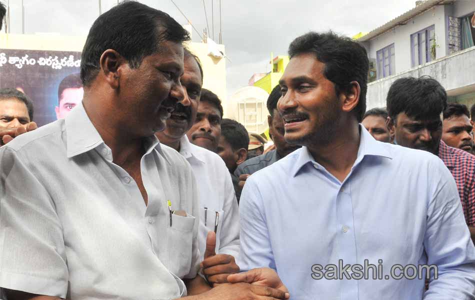 YS Jagan to meet bereaved family of Koti - Sakshi20