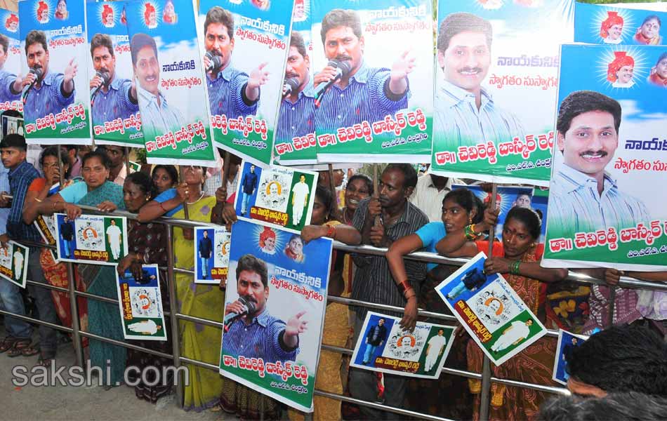 YS Jagan to meet bereaved family of Koti - Sakshi25