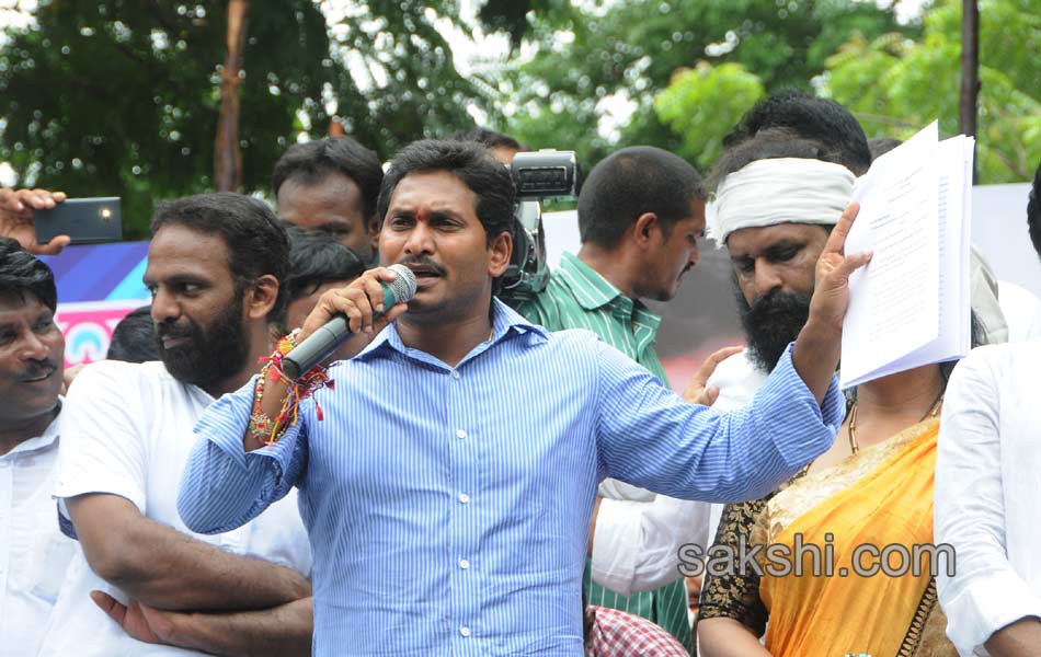 YS jagan mohan reddy dharna in vijayawada - Sakshi3