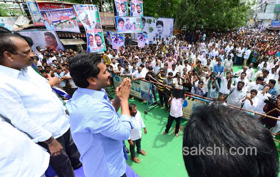 YS jagan mohan reddy dharna in vijayawada - Sakshi2