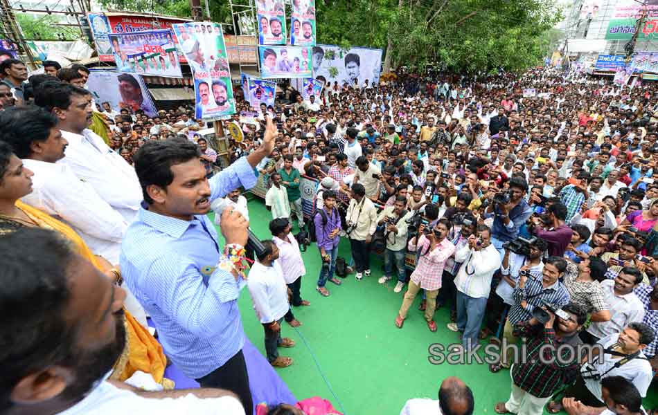 YS jagan mohan reddy dharna in vijayawada - Sakshi6