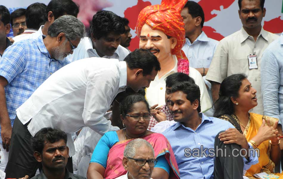 YS jagan mohan reddy dharna in vijayawada - Sakshi9