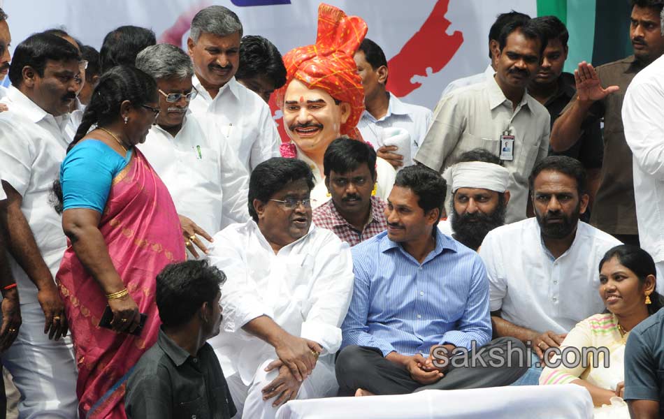 YS jagan mohan reddy dharna in vijayawada - Sakshi10