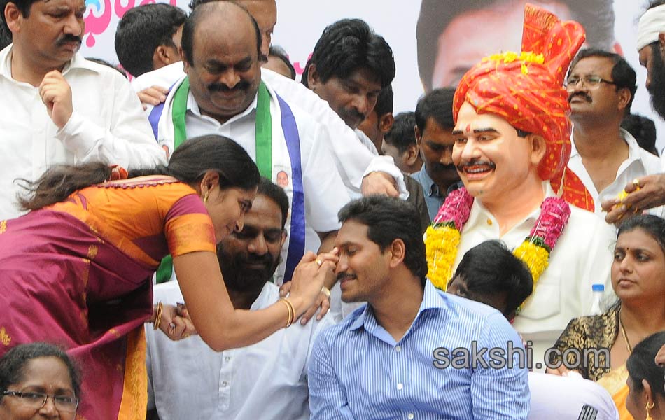 YS jagan mohan reddy dharna in vijayawada - Sakshi13
