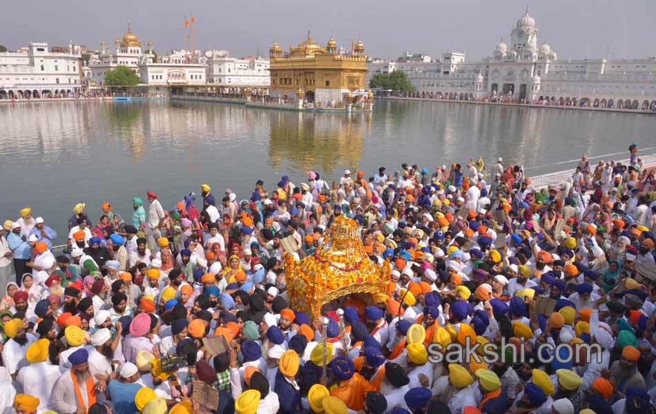 Sikh priest sits behind the Guru Granth Sahib10