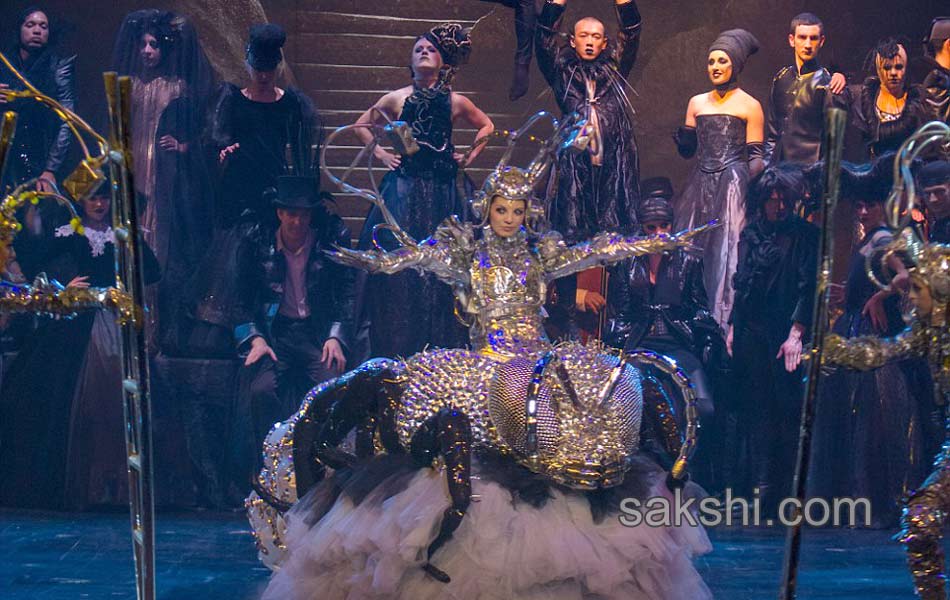 wearable art designs in newzealand fashion show15