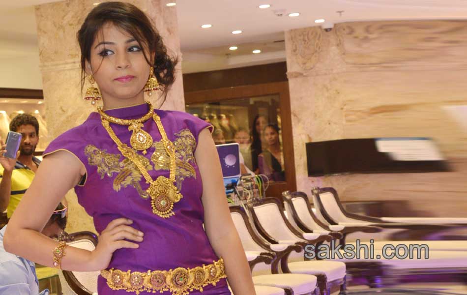 Jewellery Showroom in models presentation9
