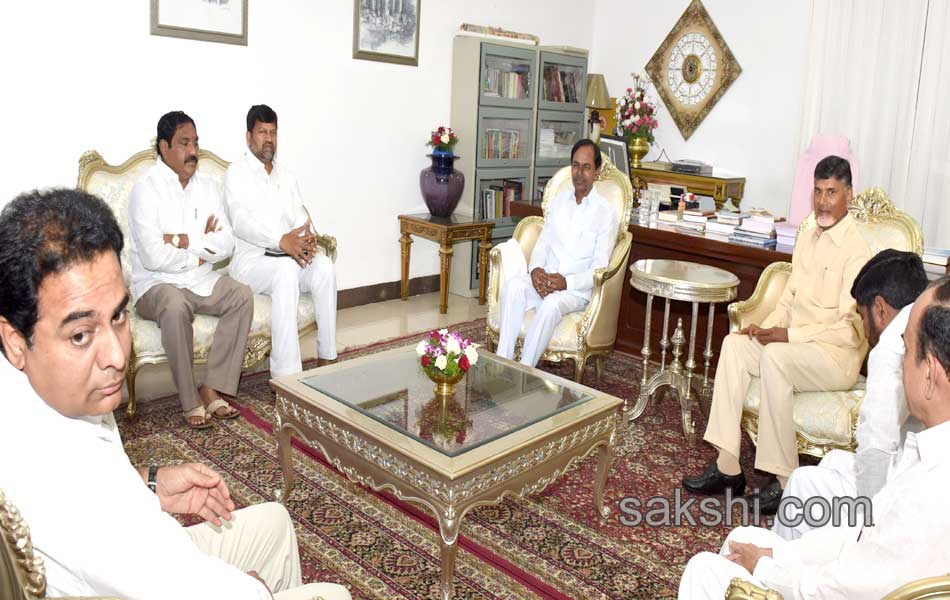 AP CM Chandrababu meets Telangana CM KCR at Camp office - Sakshi4