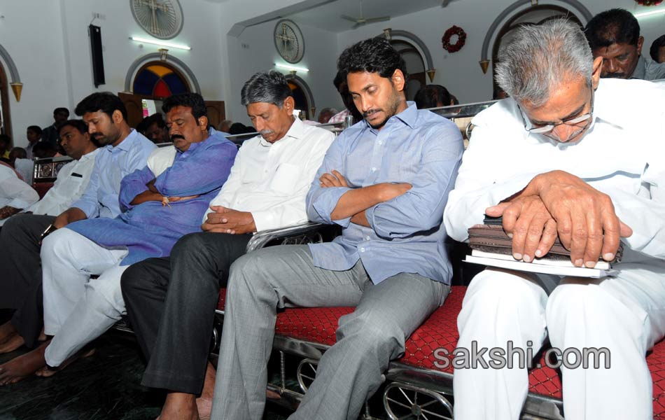 YS Jagan offers prayers at Pulivendula CSI Church - Sakshi18