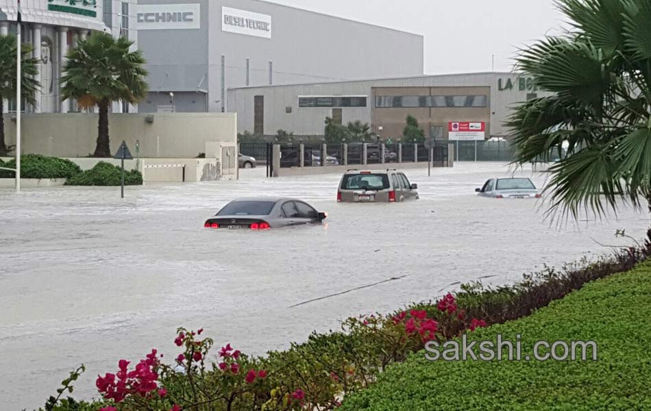 Heavy rain lashes the UAE1