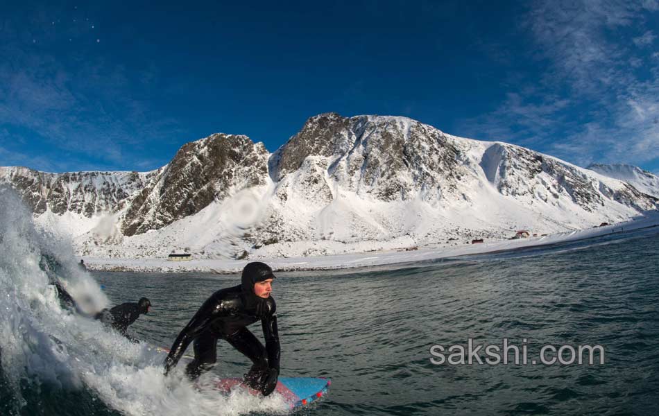 A surfer looks at the Northern lights3
