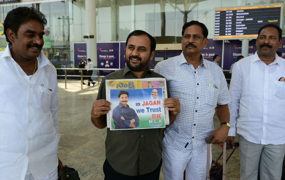 ysrcp leaders reaches delhi - Sakshi16