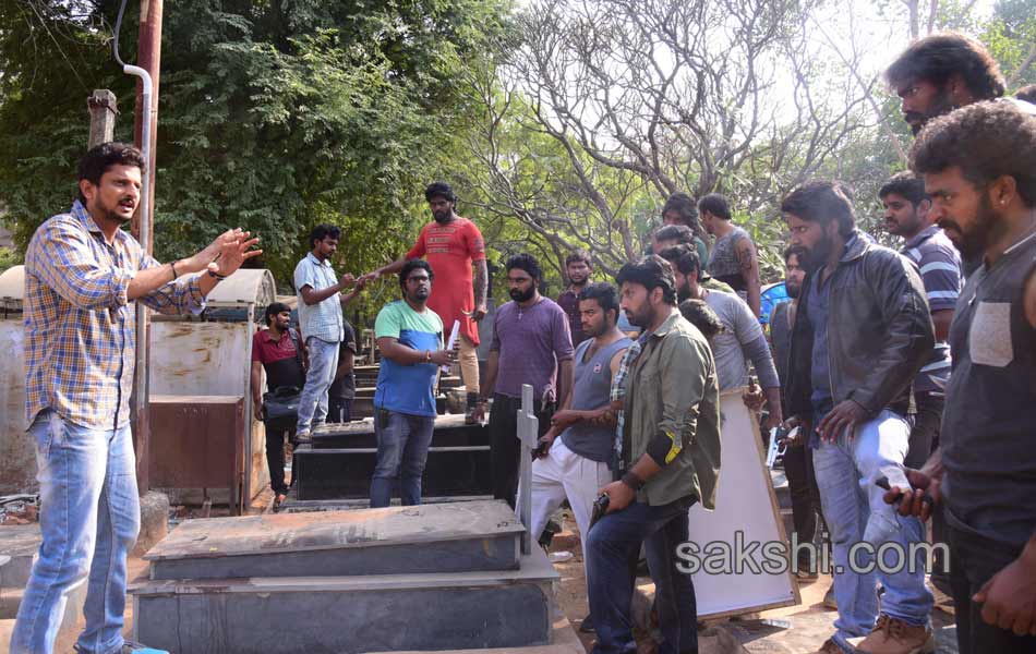 Raja Cheyyi Veste working stills - Sakshi5
