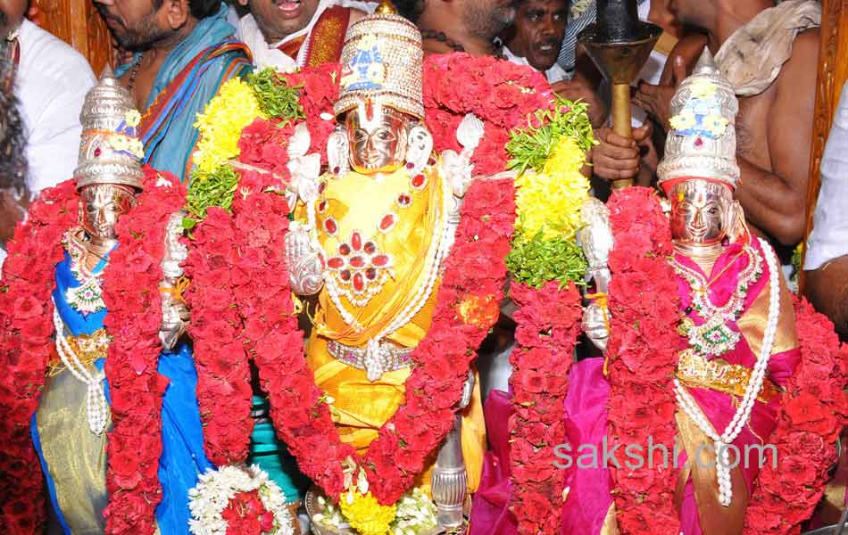 Thousands Witness Chennakesava Rathotsavam23