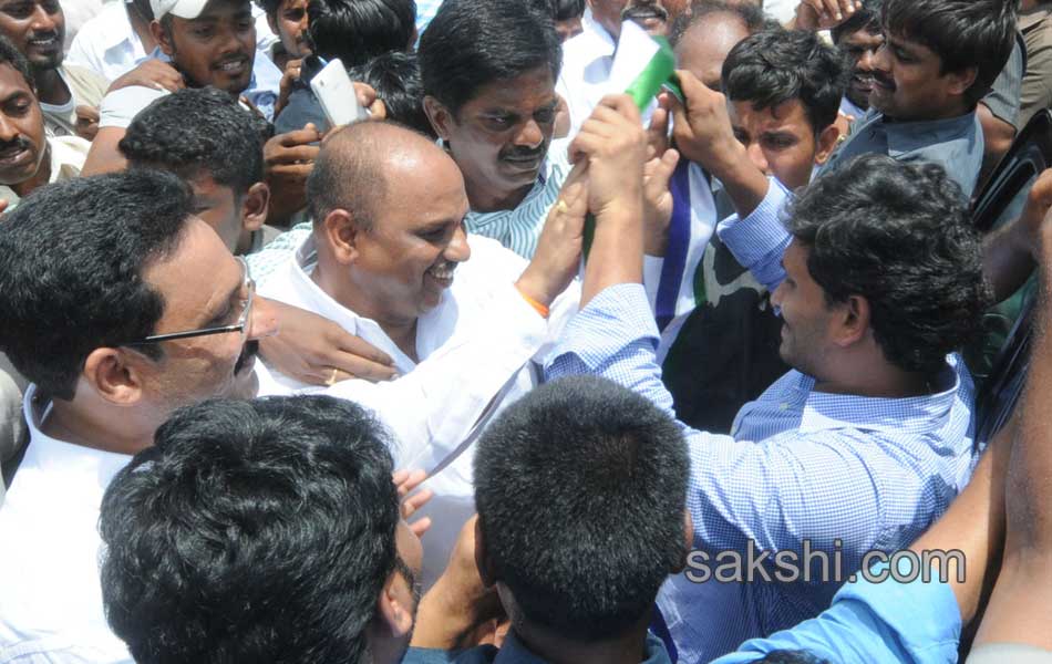YS Jagan Mohan Reddy raithu barosa yatra in anantapur district - Sakshi16