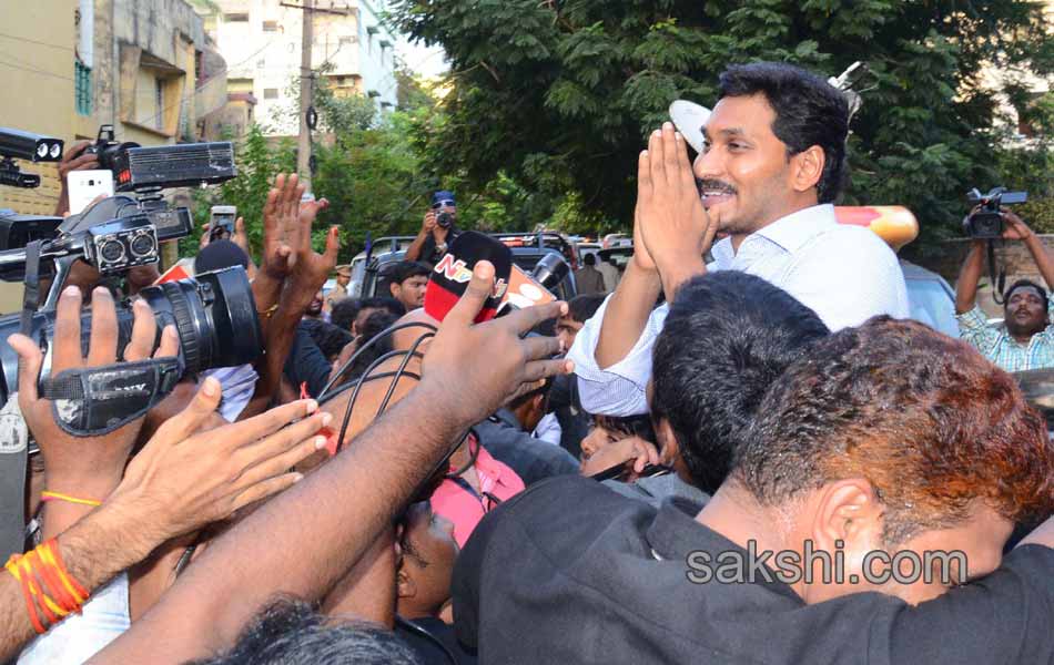ys jagan meets ex mp undavalli arun kumar in rajahmundry - Sakshi5