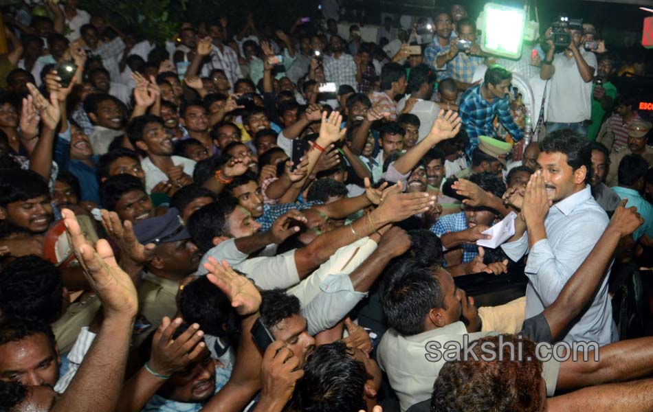 ys jagan meets ex mp undavalli arun kumar in rajahmundry - Sakshi7