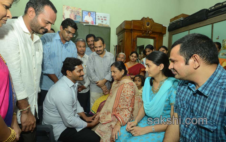 ys jagan meets ex mp undavalli arun kumar in rajahmundry - Sakshi14