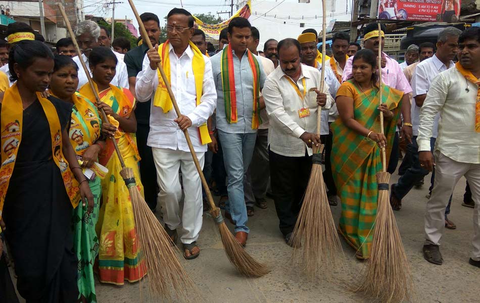 ప్రత్యేక హోదా ఇవ్వనందుకు రోడ్లు ఊడ్చి నిరసన తెలుపుతున్న ఎమ్మెల్సీ 5