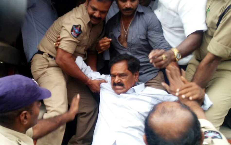 తిరుపతిలో ఎమ్మెల్యే నారాయణస్వామిని అరెస్ట్ చేసి తీసుకెళుతున్న పోలీసులు5