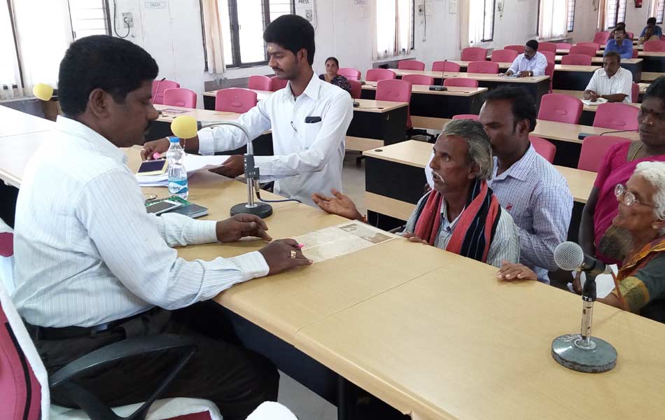కలెక్టరేట్లో ప్రజావాణి వినతి పత్రాలు స్వీకరిస్తున్న డీఆర్వో విజయచందర్1