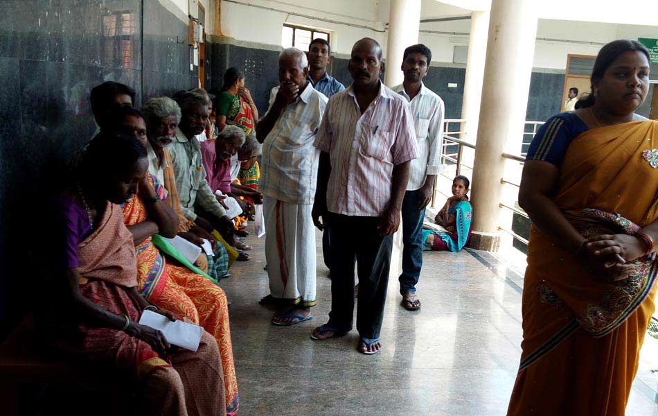 వినతి పత్రాలు ఇవ్వడానికి వేచి ఉన్న ప్రజలు 2