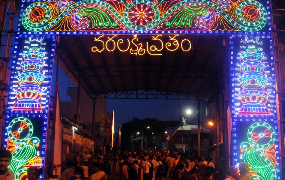 పద్మావతీ ఆలయ ఆవరణలో విద్యుద్దీపాల ఆర్చి3