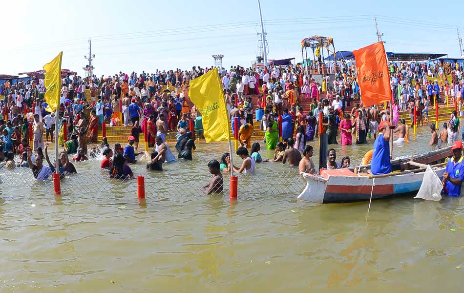 Devotees holly baths at Puskara ghats10