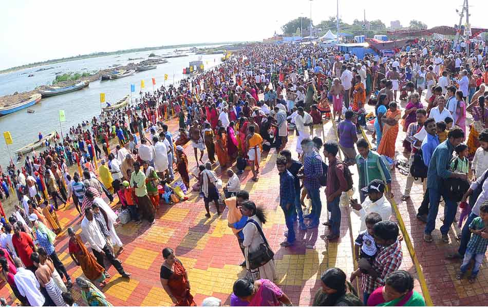Devotees holly baths at Puskara ghats13