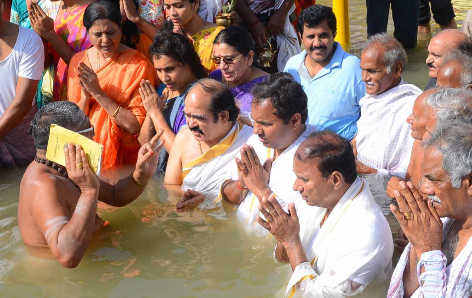 Devotees holly baths at Puskara ghats14