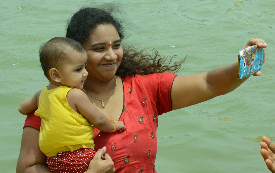 Devotees holly baths at Puskara ghats17