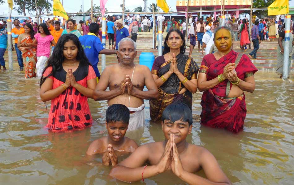 Devotees holly baths at Puskara ghats19