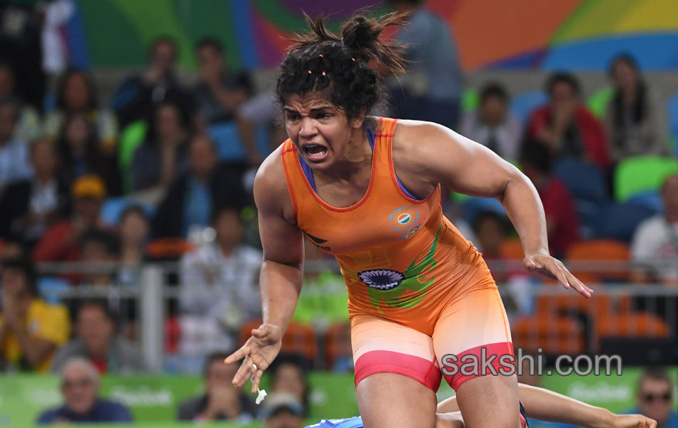 Indias Sakshi Malik poses with her bronze medal10