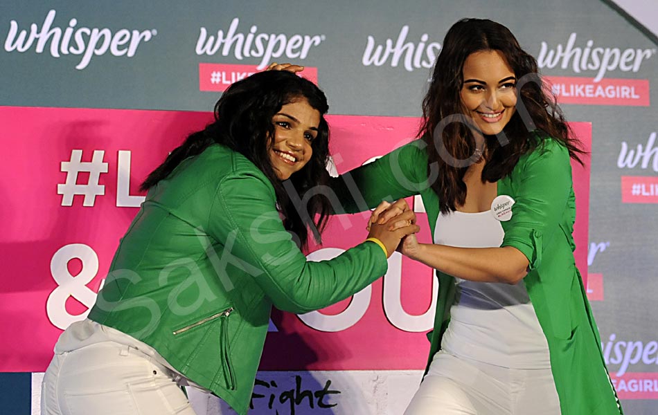 Sakshi Malik and bollywood actress Sonakshi Sinha7