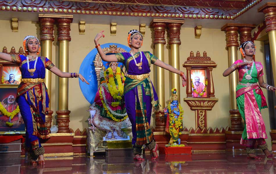 Classical dancers performances on the stage9