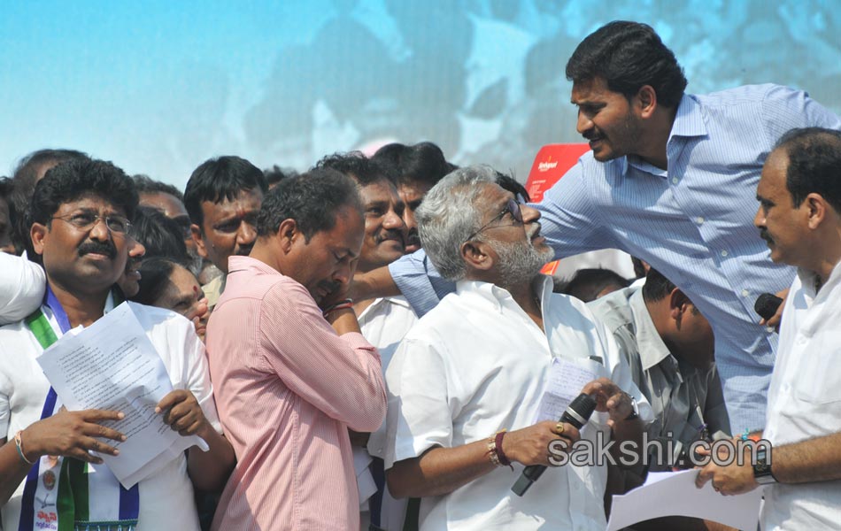 ys jagan mohan reddy in ongole dharna - Sakshi6